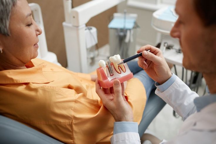 Feste Zähne statt Prothese: Was moderne Implantate wirklich kosten